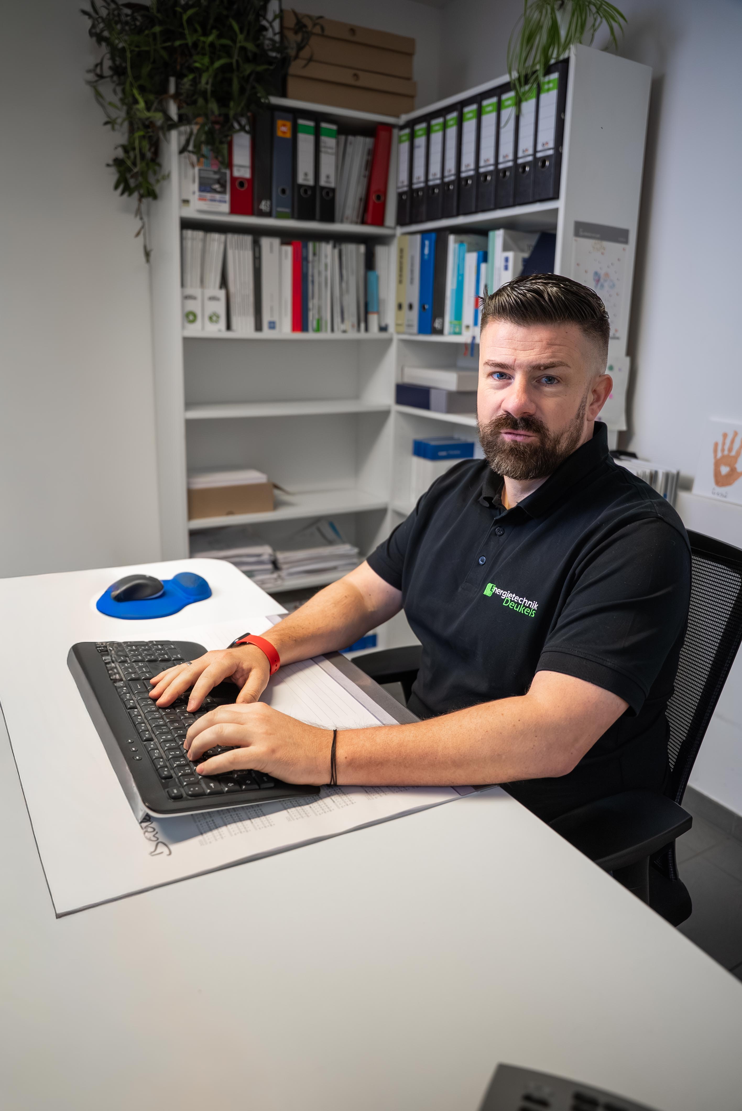 person managing their expenses on a laptop