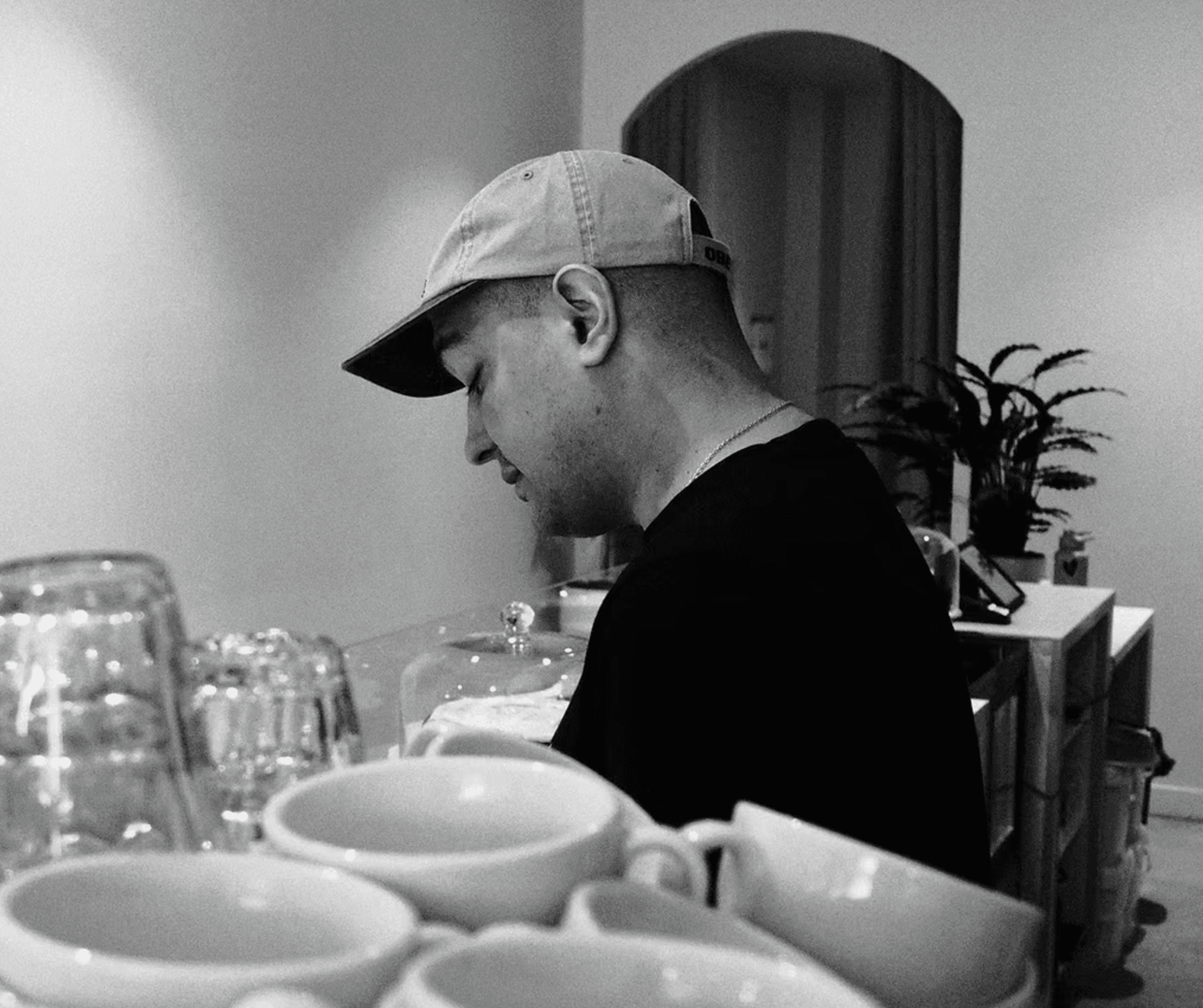 Portrait du cofondateur du Mü Café à Lille, client accompagné par l'agence Buddy en stratégie Social Media.