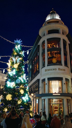 Crowd gathers at Christmas Tree during Rodeo Drive Holiday Lighting Celebration.