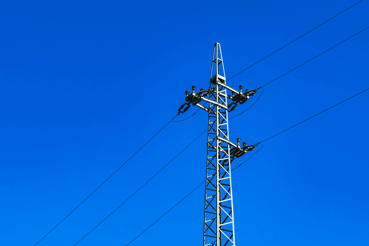 Eine Mittelspannungsleitung unter blauem Himmel