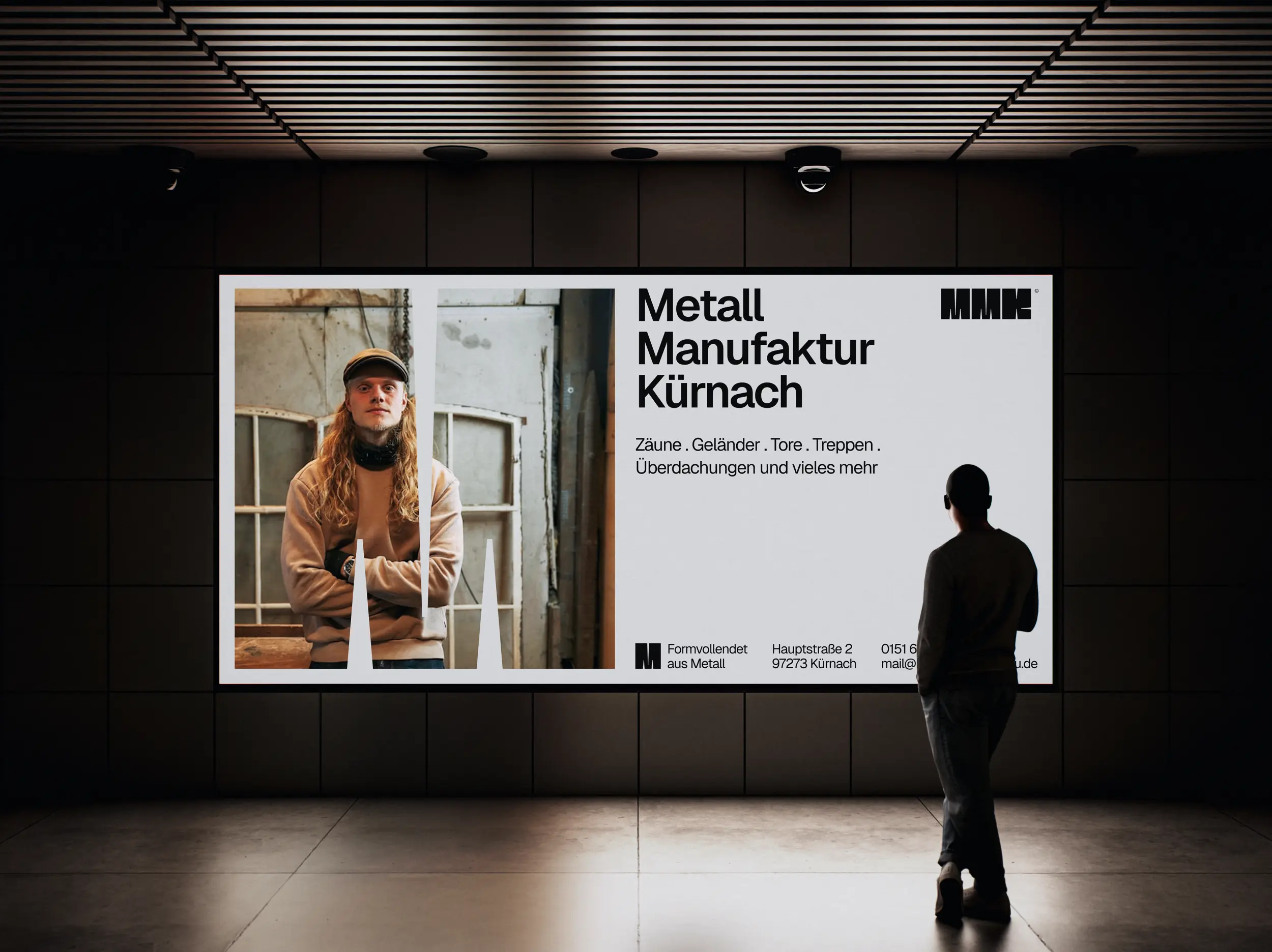 Werbetafel der Metallmanufaktur Kürnach mit Mitarbeiterporträt, Leistungen und Kontaktdaten