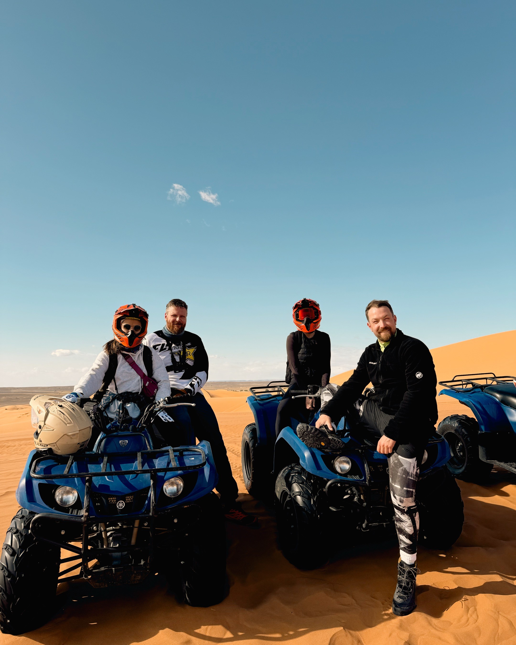 Эндуро мотоцикл едет вдоль побережья Испании на закате — тур Lepei.tours, свобода, море и приключение.