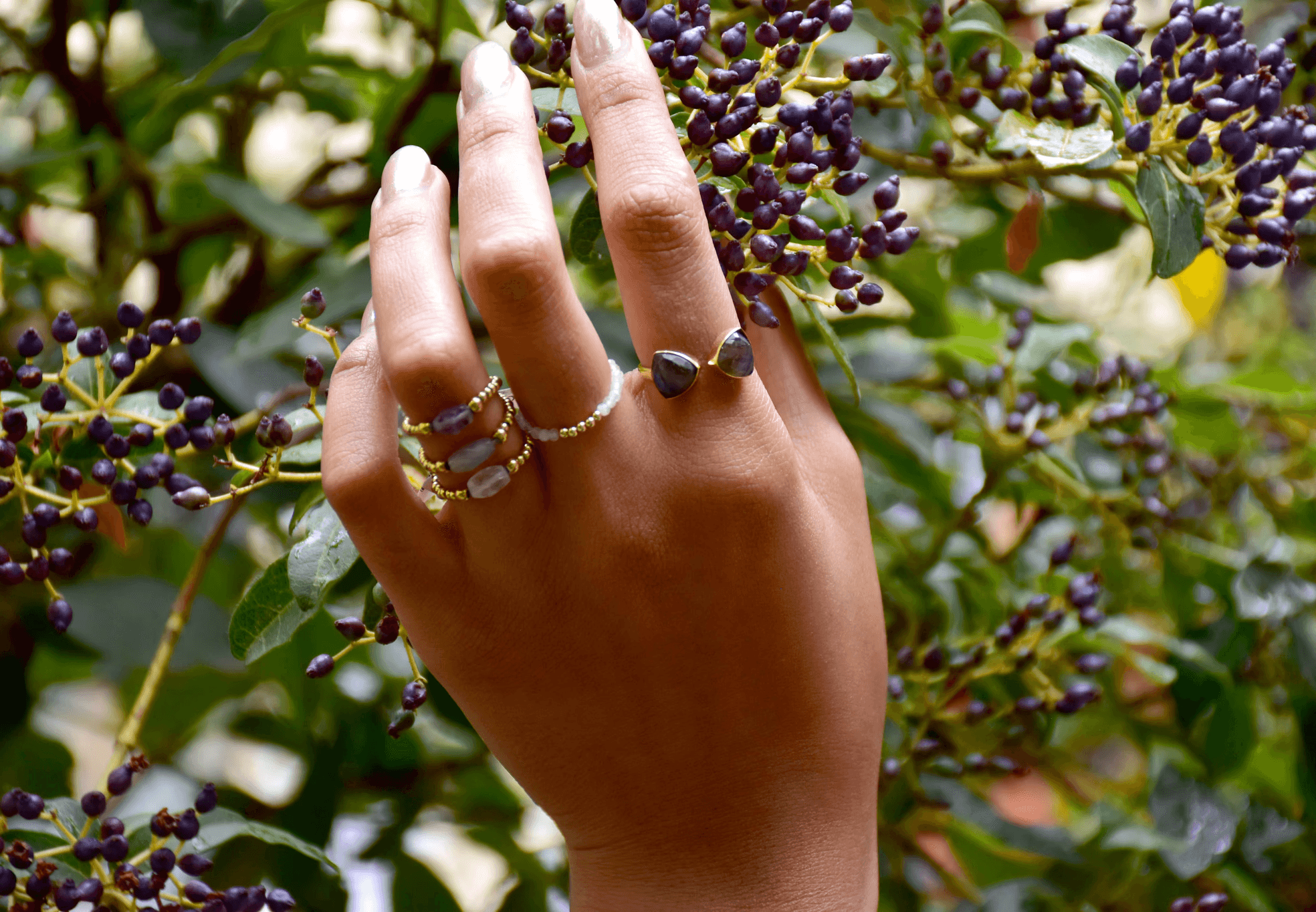 FEMME ÉTENDUE SUR LA PLAGE SENSUELLE