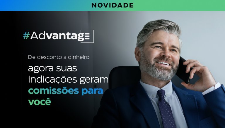 Homem sorrindo ao conversar pelo telefone