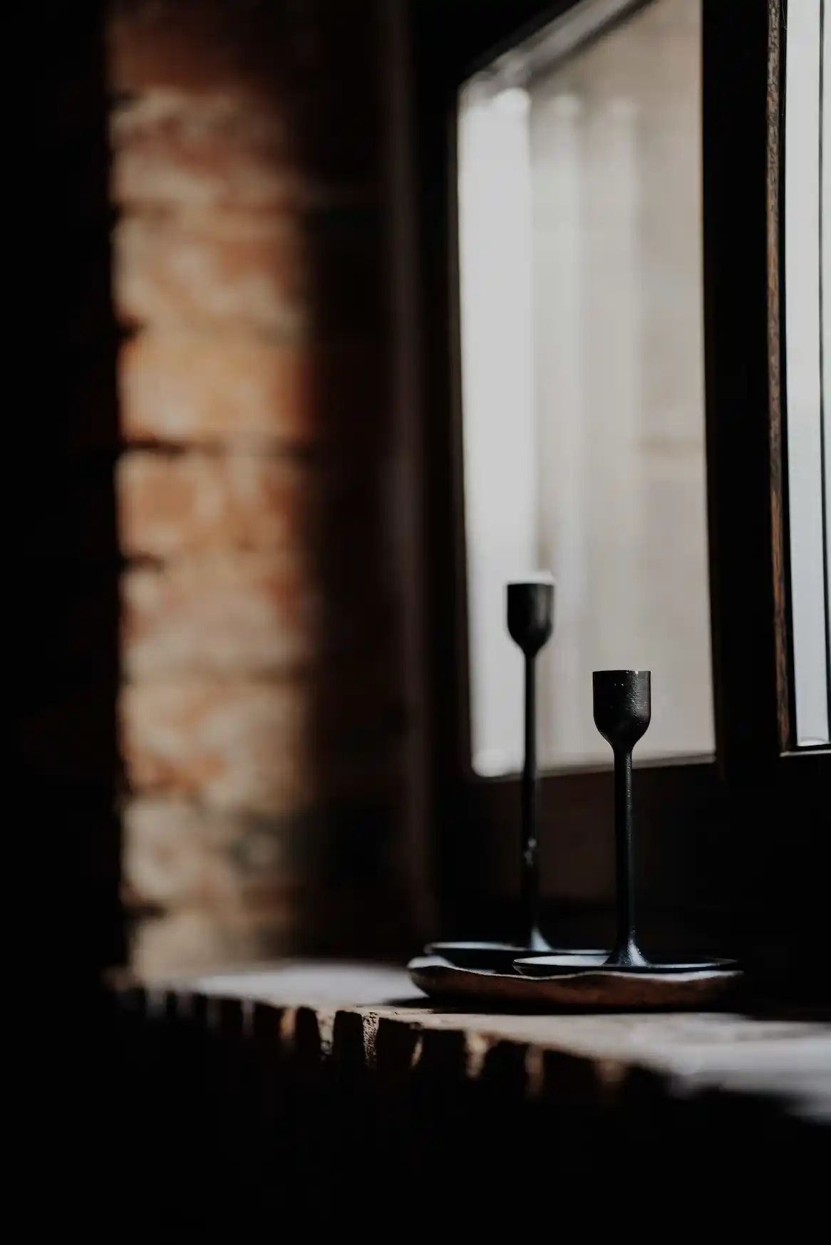 Świeczniki na parapecie w sali jogowej w hotelu Villa Stara Apteka w Srebrnej Górze