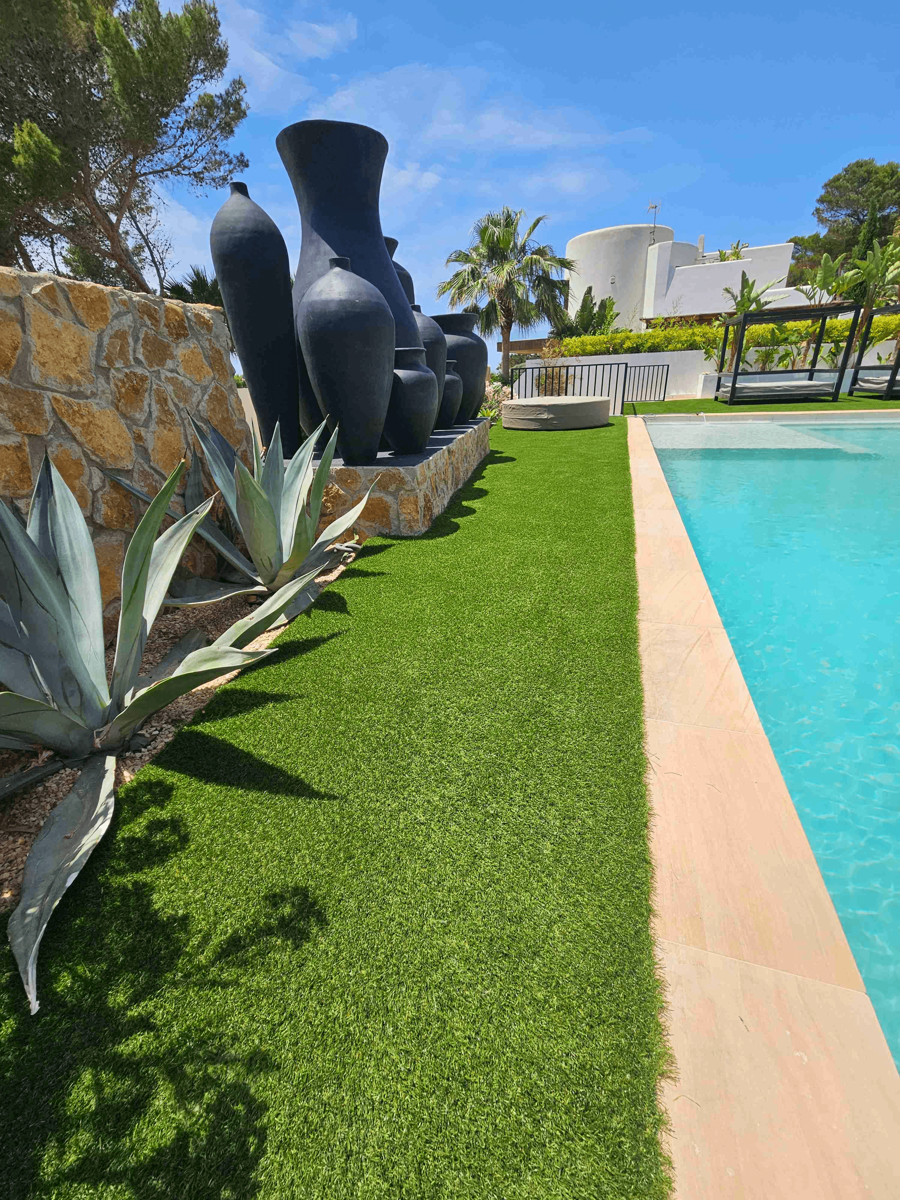 Kunstgras langs zwembad in Ibiza