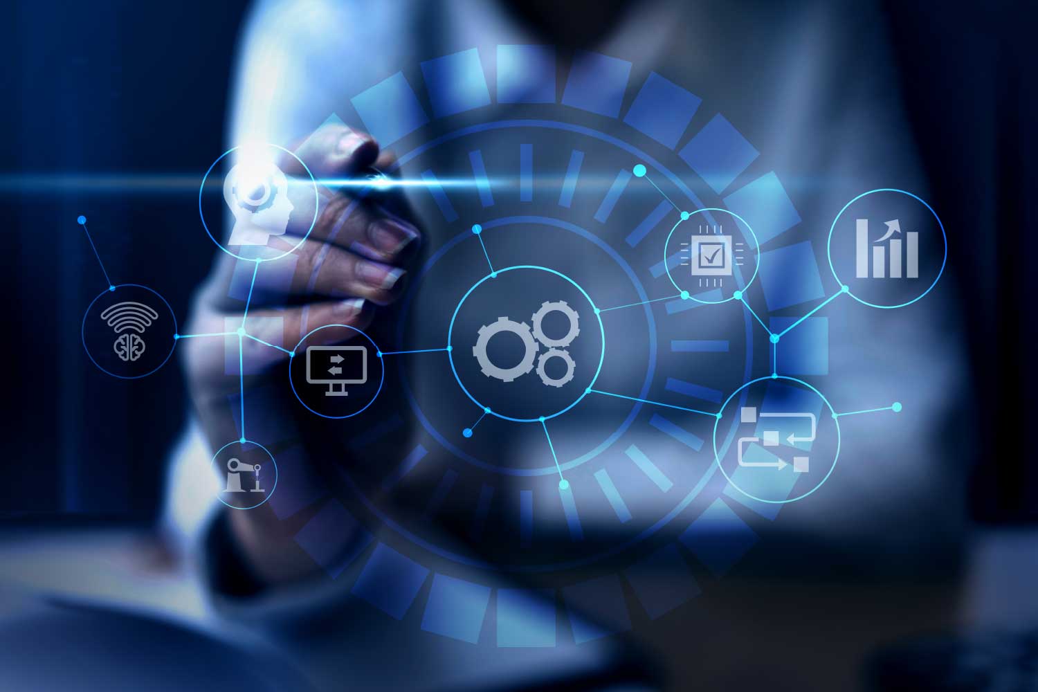Dedo tocando diagrama holográfico com engrenagens e ícones de automação, análise de dados e conectividade, representando integração de sistemas e automação de processos em TI - FindUP - IoT