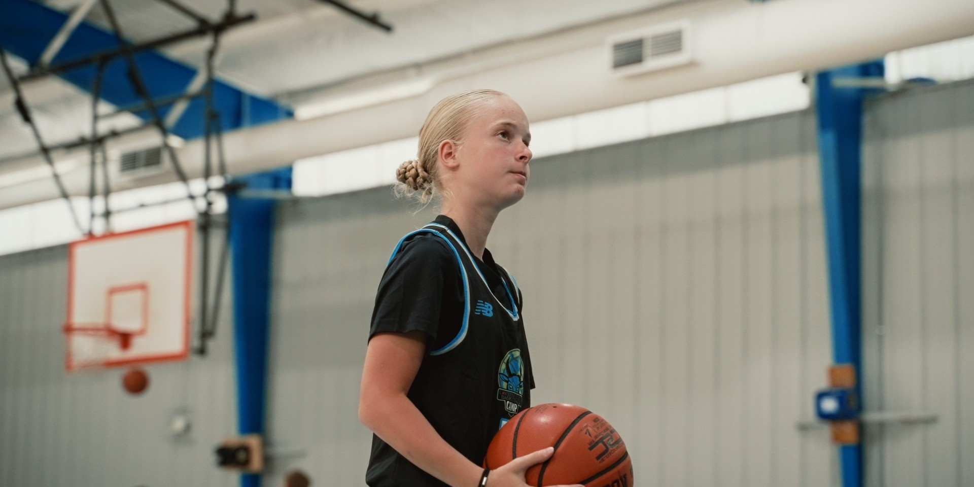 Joueuse concentrée avant un lancer franc pendant le Combine Elite Camp.