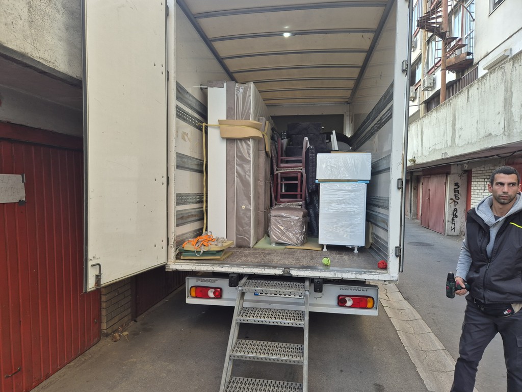 Utovar zapakovanog nameštaja u kombi tokom selidbe stana