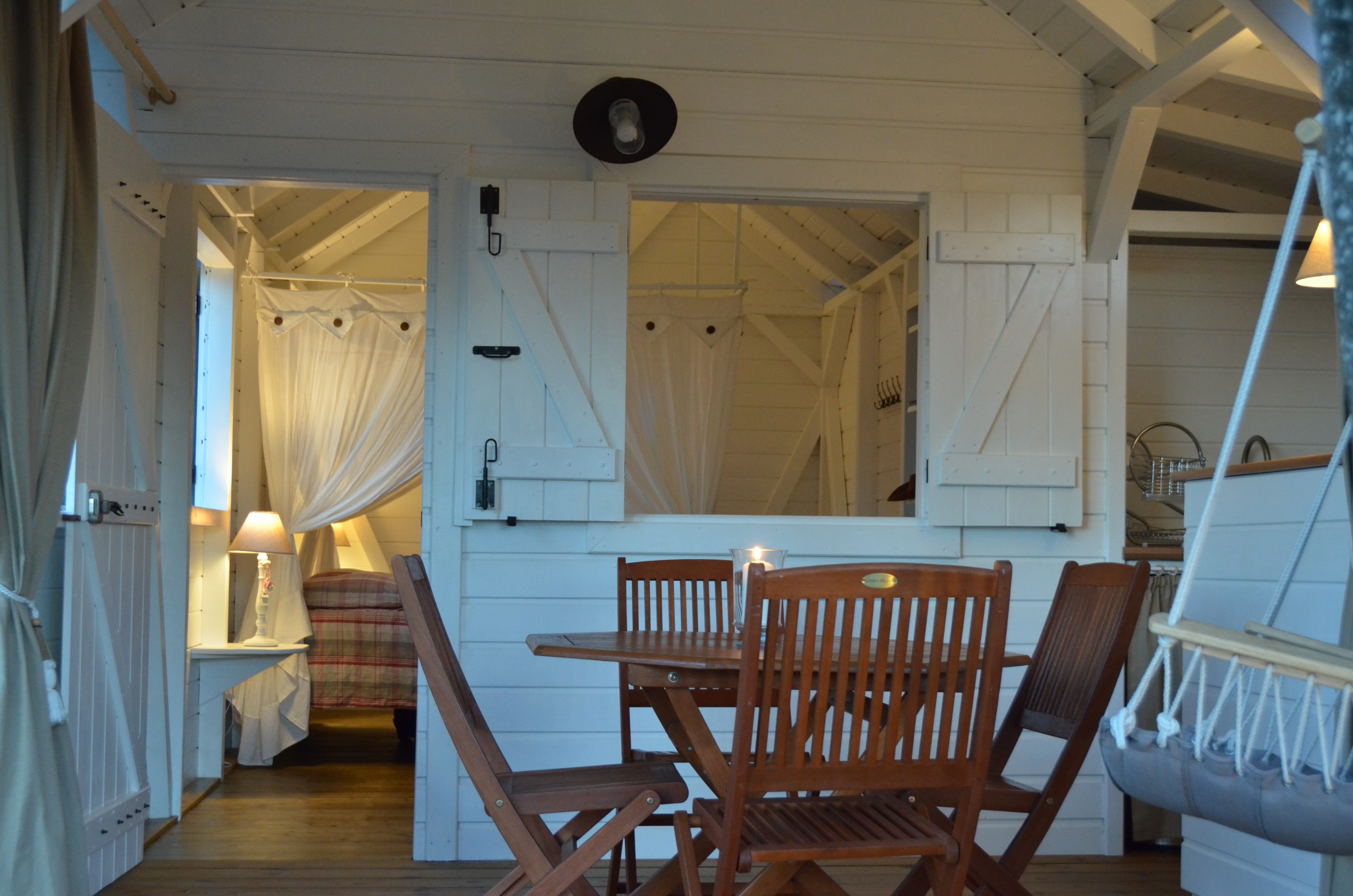 Intérieur chaleureux du Lodge Rosewood avec chambre et espace repas en Guadeloupe