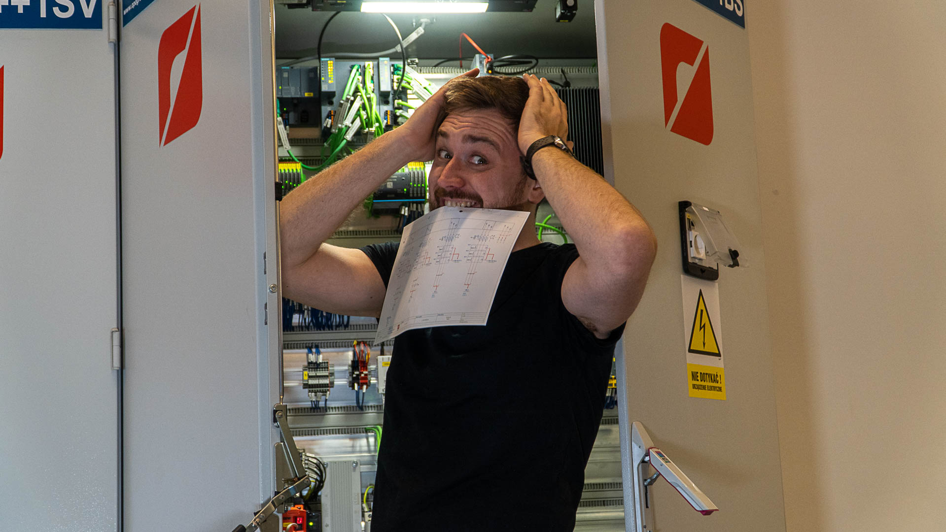 Žmogus susiėmęs už galvos, nes rado klaidą schemoje