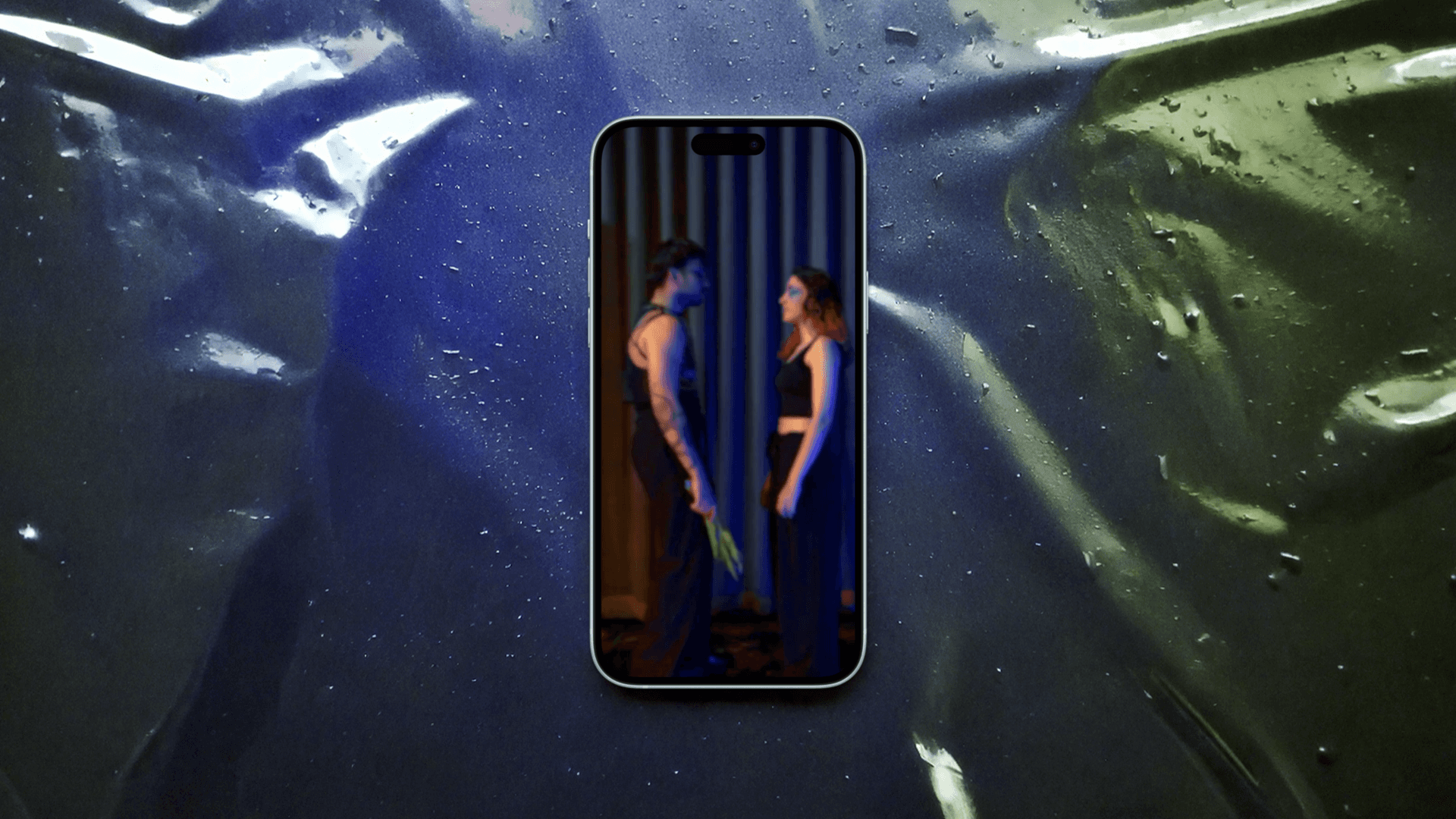 Pour la dernière vidéo, pour Marthe Duval s’intéresse à l’apaisement, capturant cette notion de calme à travers une mise en scène zen. La collection PVC se transforme alors en une métaphore de la sérénité et de la tranquillité. L’expression des corps se fait fluide et douce, et la direction artistique fait écho à cet apaisement, créant une atmosphère de calme et de beauté.