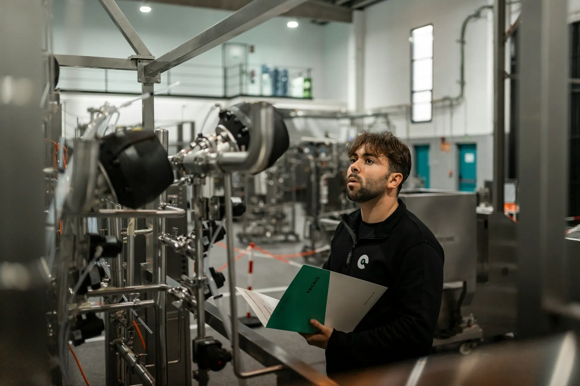 In einer modernen Fabrik arbeiten automatisierte Maschinen und verdeutlichen effiziente Fertigung.