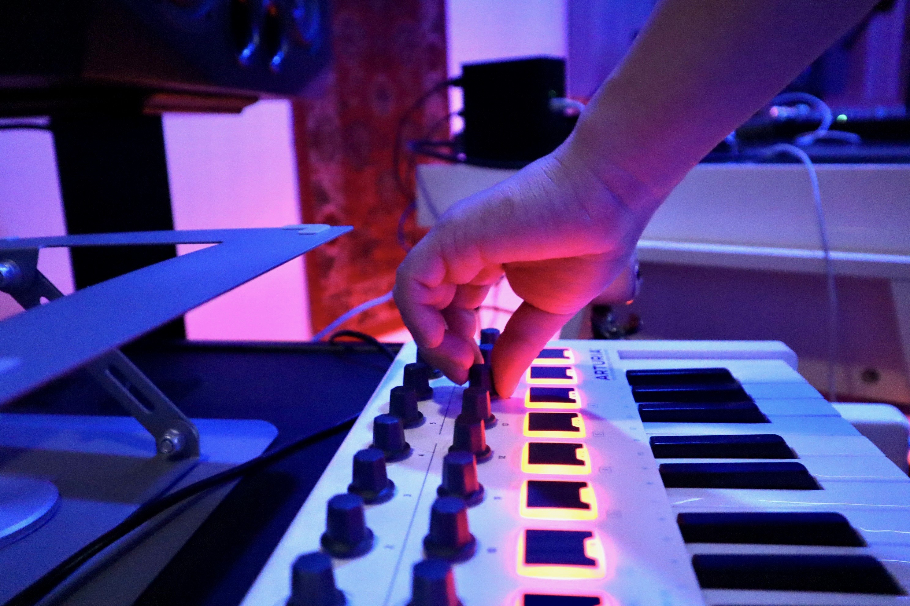 led-music-pop-electronic-recording-studio-aniara-blue-tint-lilqueen-crisirahn-projects