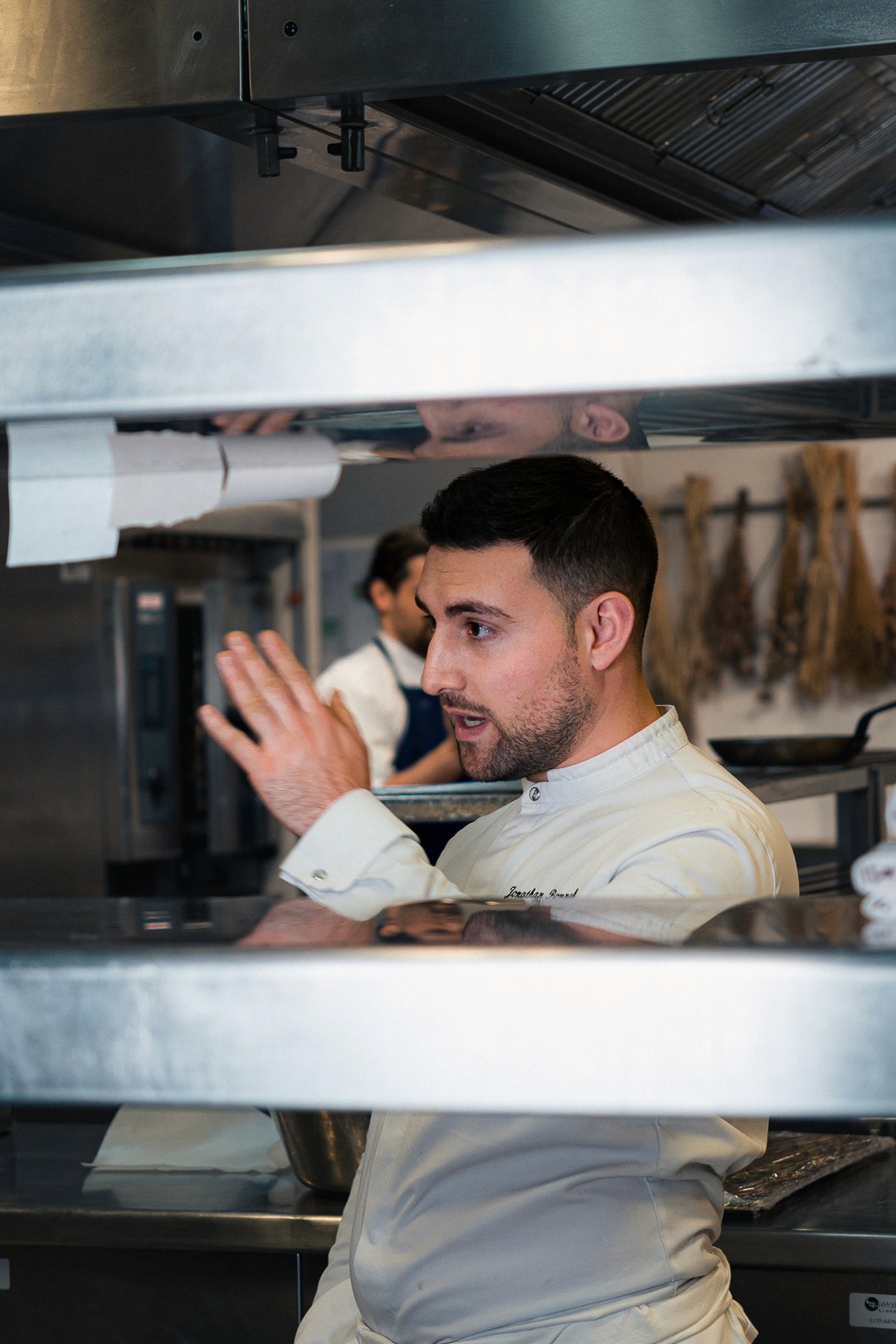 Scène de coordination en cuisine, capturée pendant le tournage du documentaire.