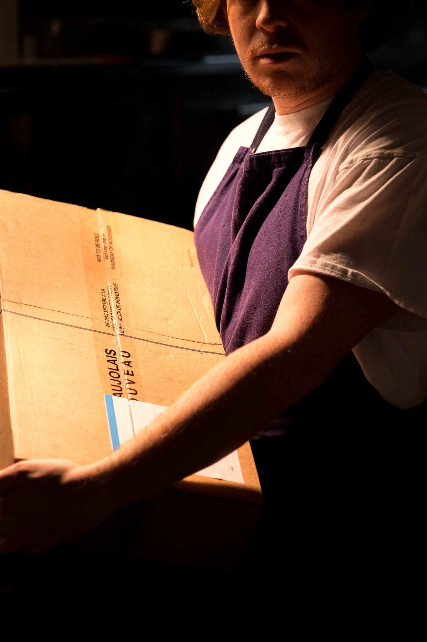 Image de la cave à vin du restaurant La Coupe d’Or montrant une sélection de vins accessibles et soigneusement choisis, vendus jusqu’à 22h pour répondre aux besoins des amateurs de bonnes bouteilles à Vichy.