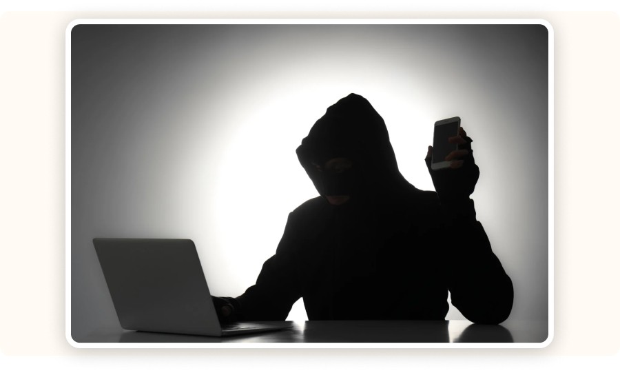 Un homme en capuche noir