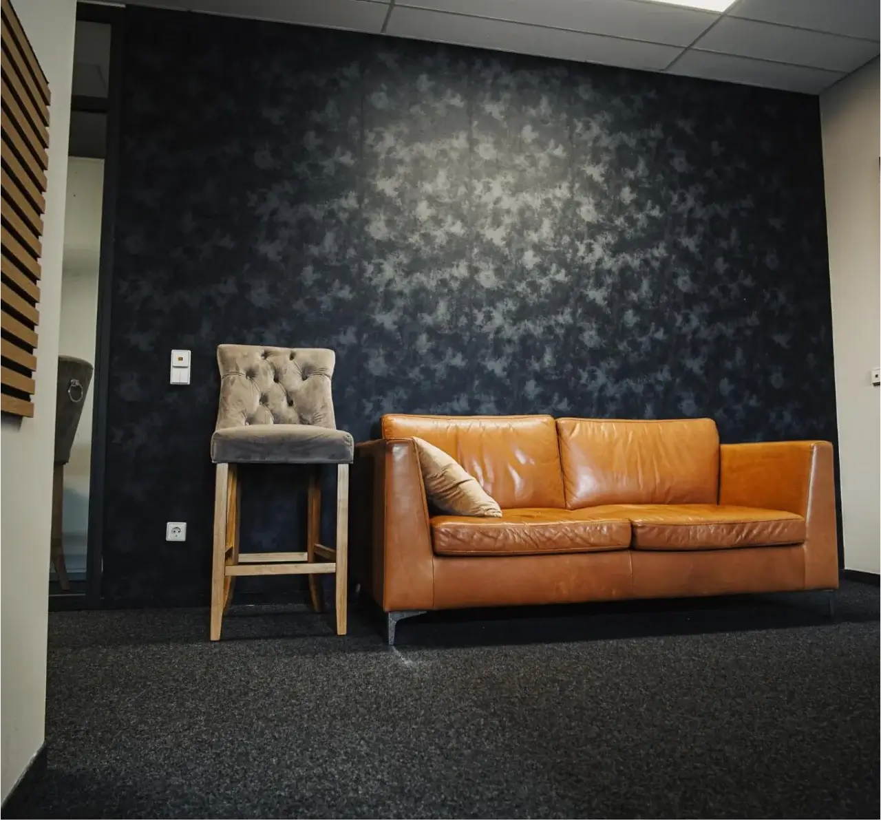 Lounge mit Sofa und Stuhl