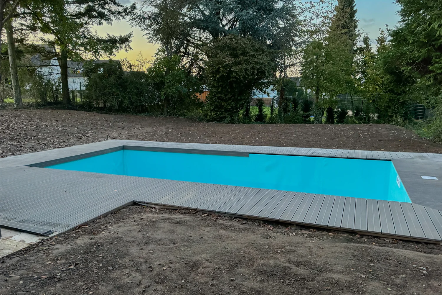 Poolterrasse mit modernen Terrassendielen