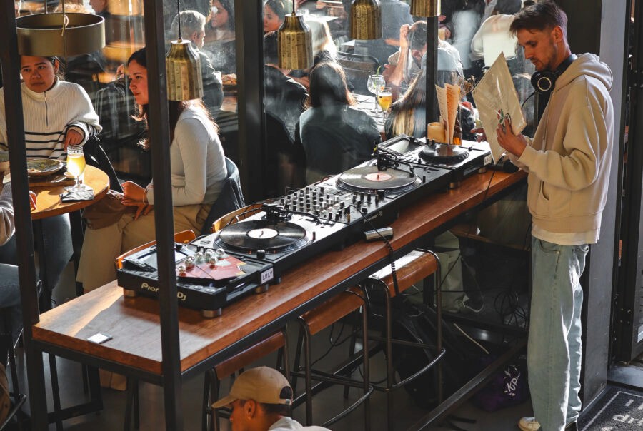 DJ draait plaatjes bij Bar Restaurant Lely