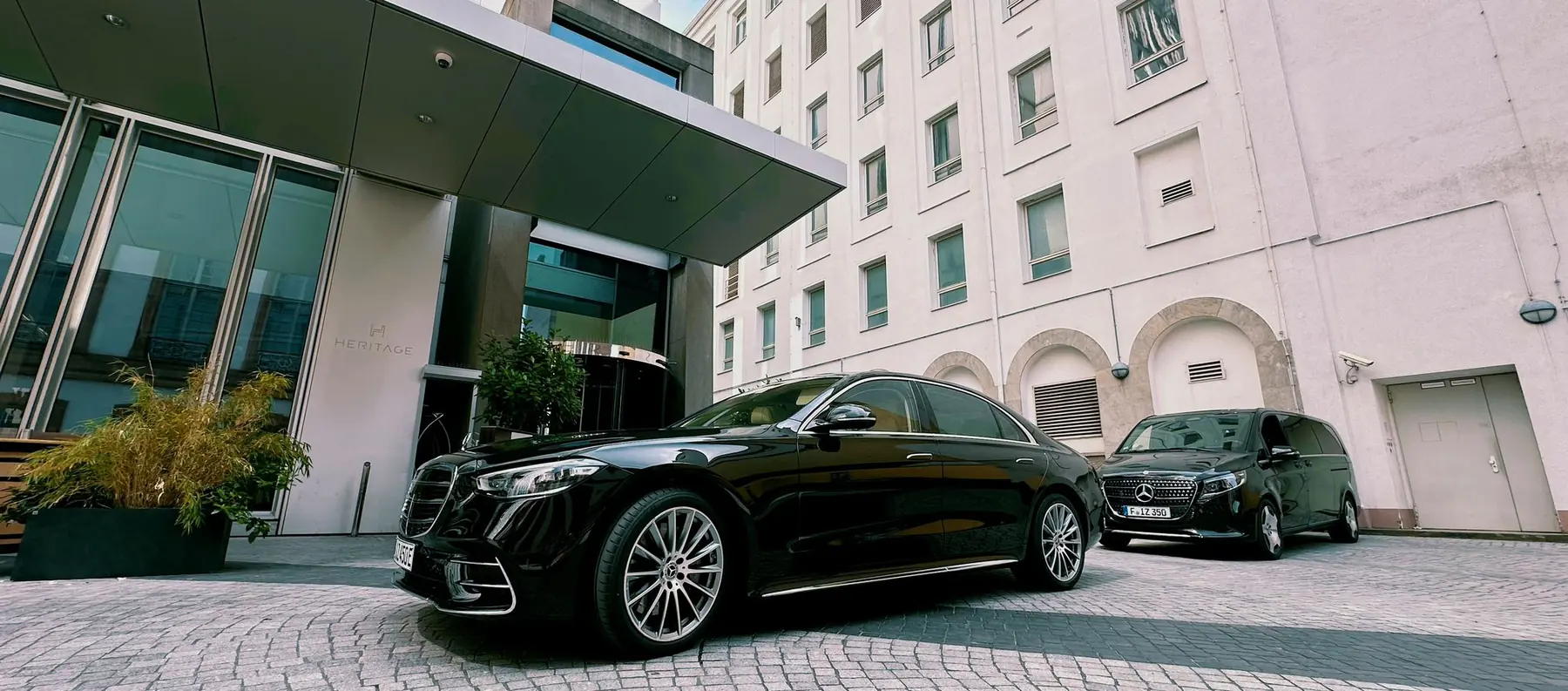 Chauffeur Service Frankfurt: Mercedes S-Klasse und V-Klasse warten am Eingang eines Frankfurter Hotels