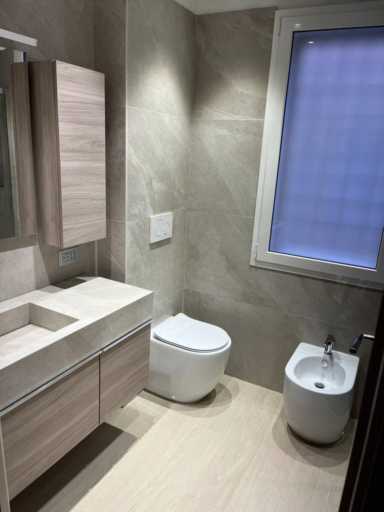 Parete con pittura decorativa girgia arredata con divano