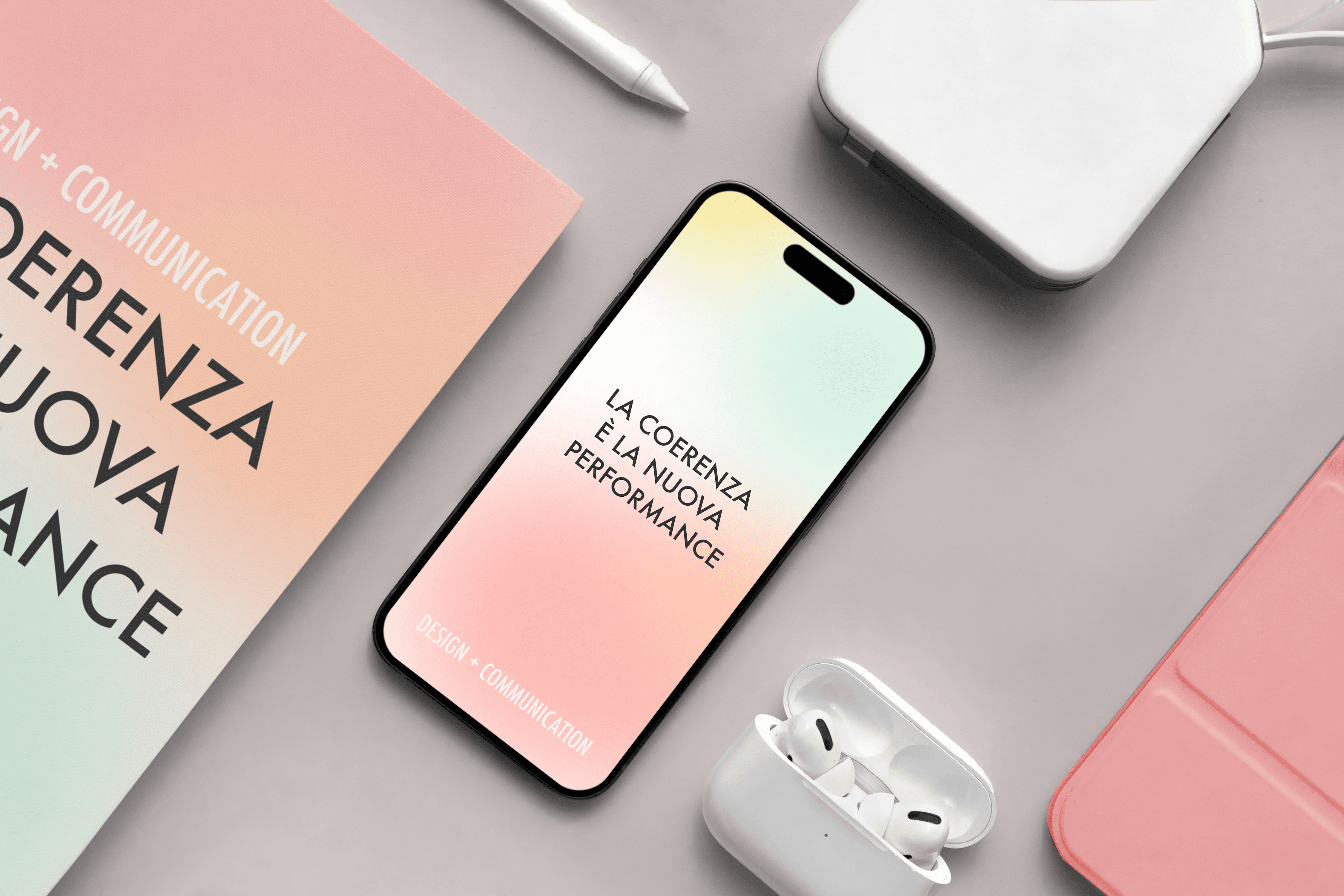 Smartphone con titolo sul branding “La coerenza è la nuova performance” su scrivania di lavoro creativa