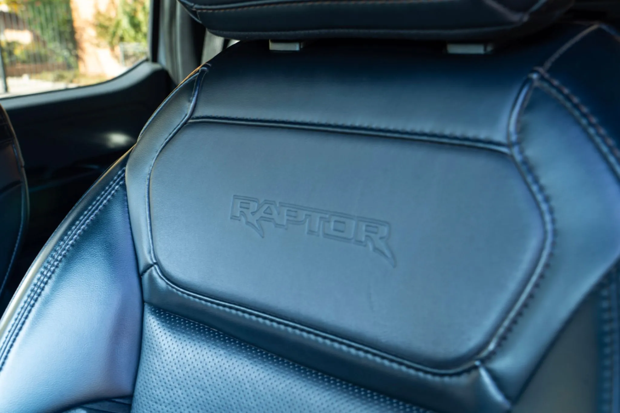 Detalle asiento Ford F-150 Raptor blanca 