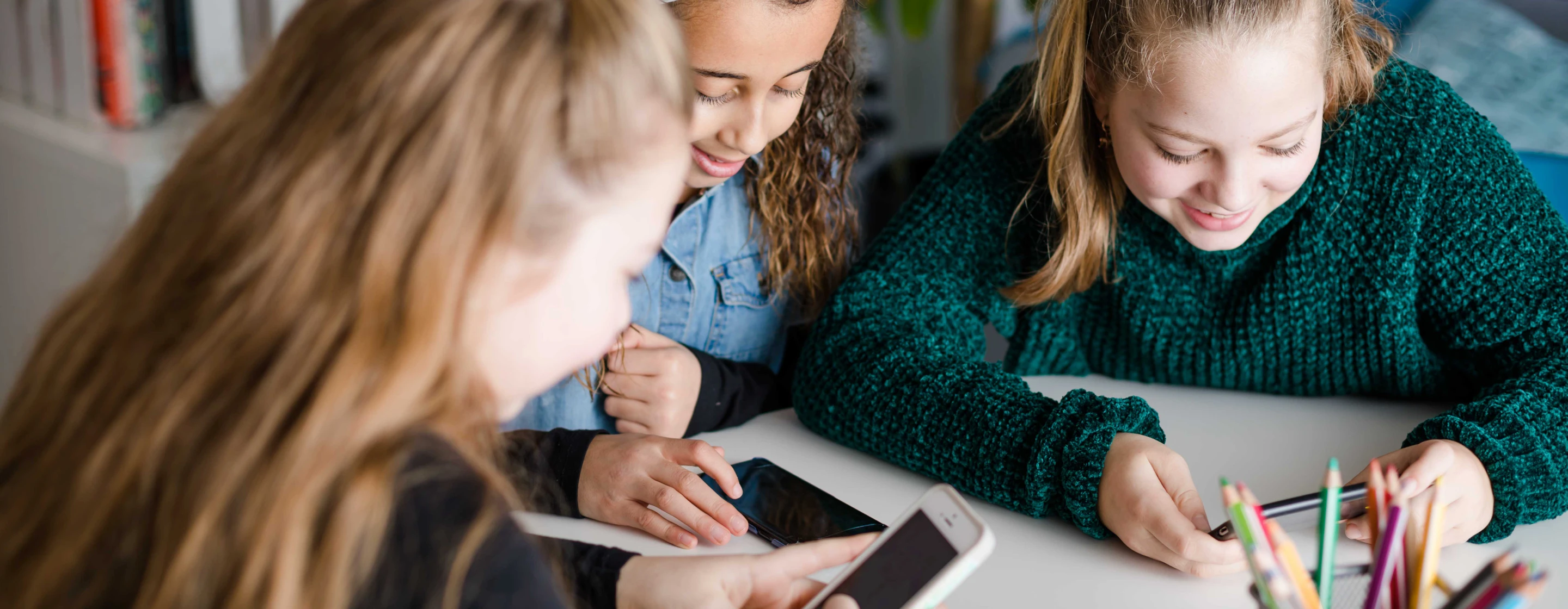 Kinderen kijken samen naar een tablet