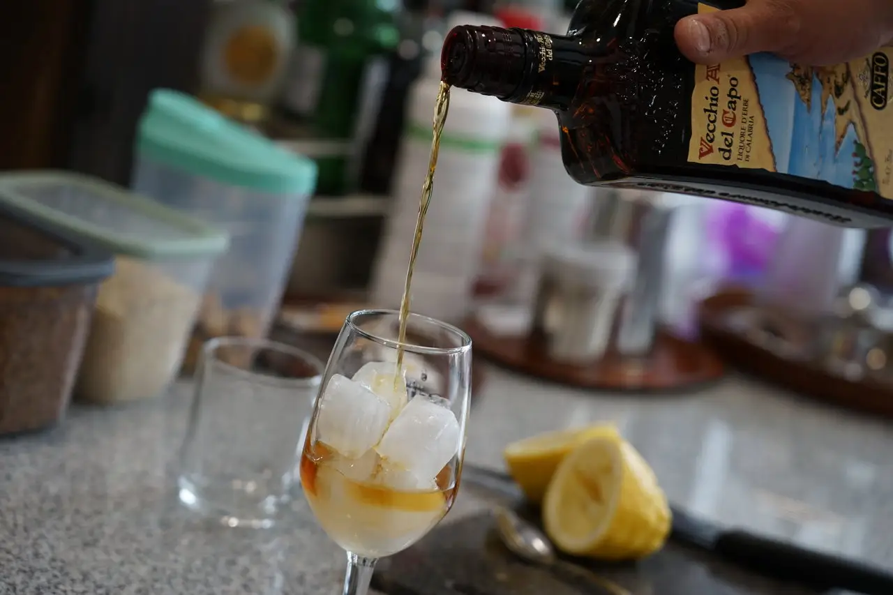 Dessert mit Eis und Sirup wird frisch zubereitet