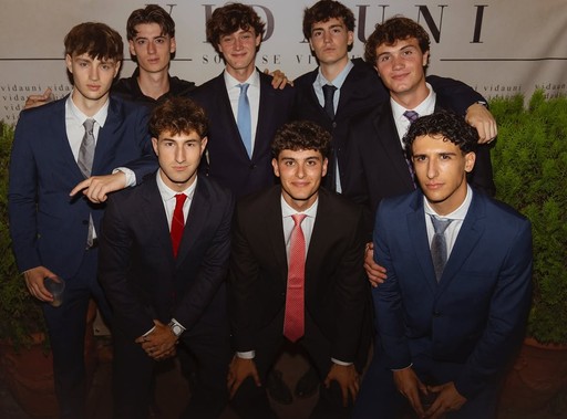 Grupo de chicos jovenes en photocall de Vida universitaria