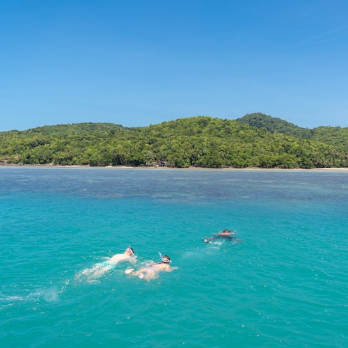 Nade com criaturas marinhas coloridas nas águas de Koh Tean (Ilha do Coral)