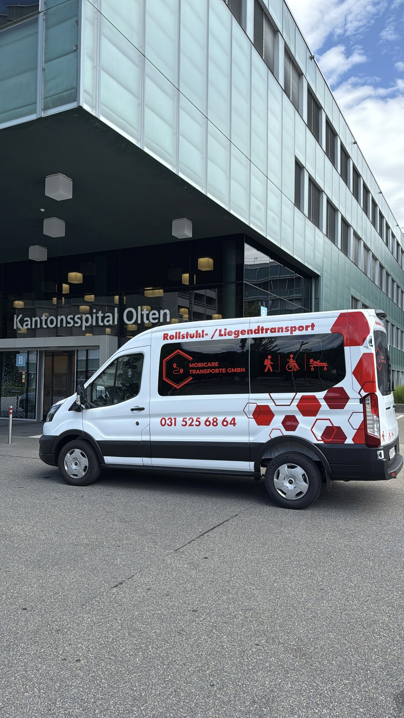 Fahrzeug von MobiCare Transporte für Rollstuhl- und Liegendtransport vor einem Spital