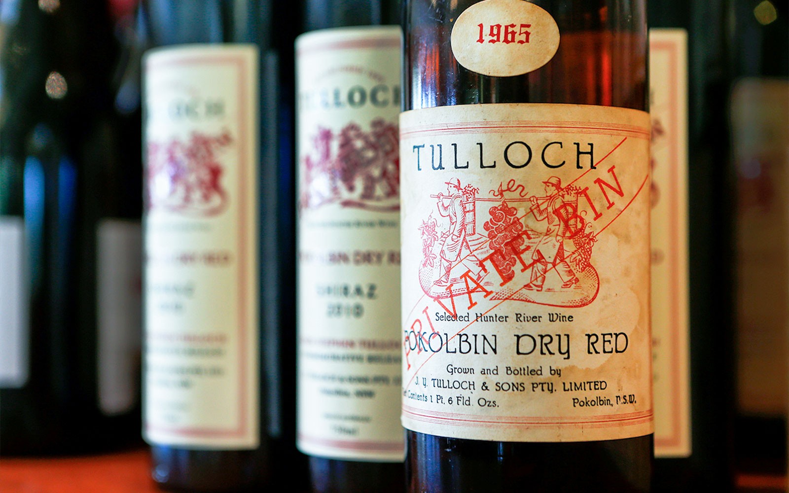 ฉลากขวดไวน์ Tulloch ที่นำเสนอ Pokolbin Dry Red จาก Hunter Valley.
