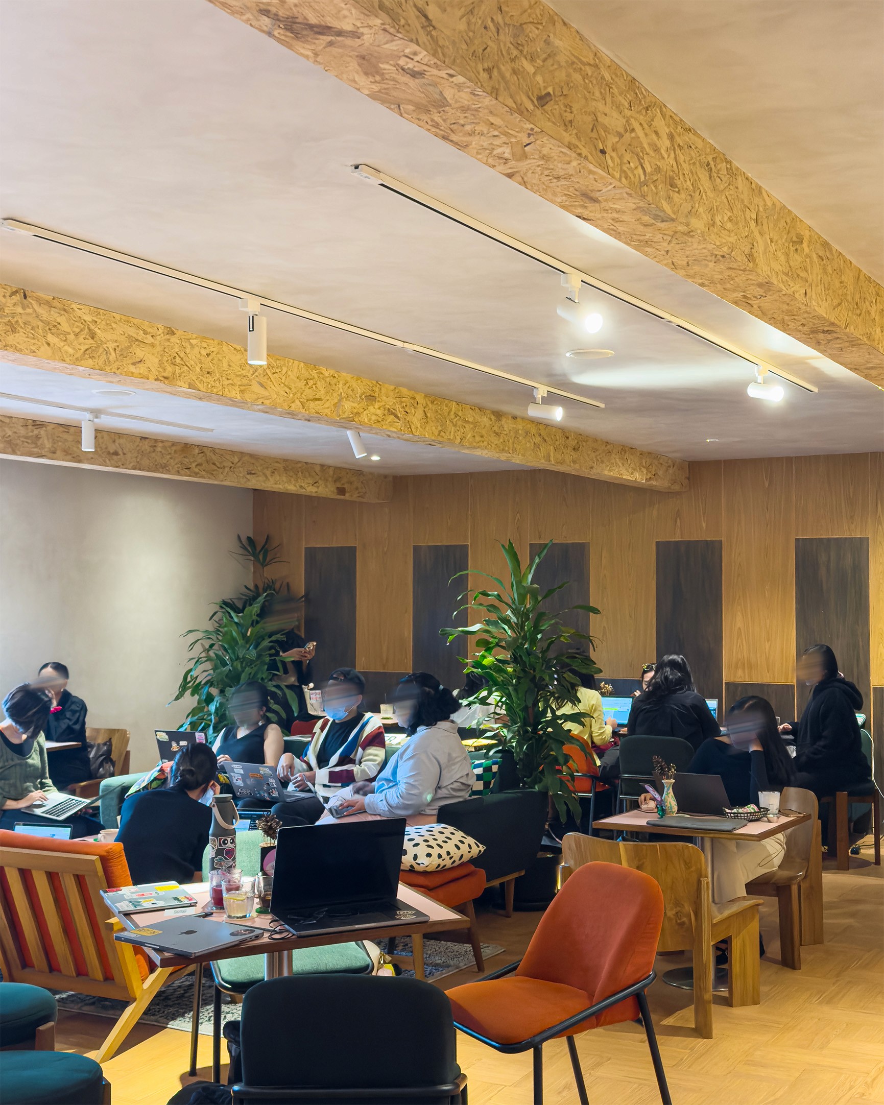 luc upstair seatings crowded