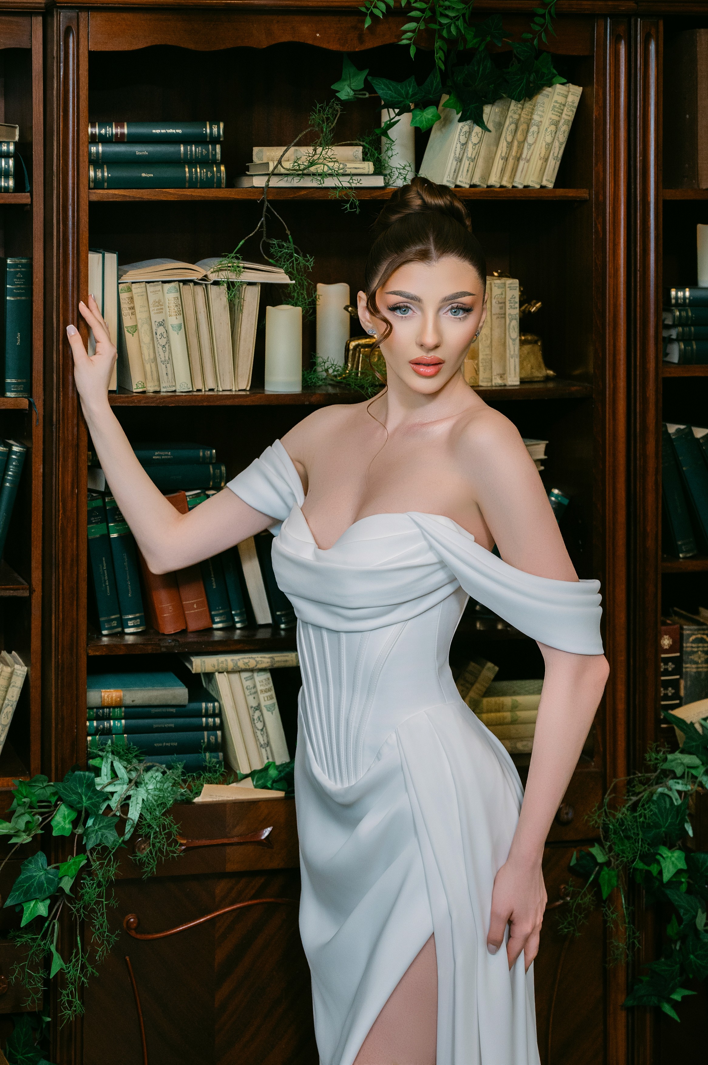 Prim-plan cu mireasă și rafturi cu cărți în fundal, fotografie de nuntă elegantă în București