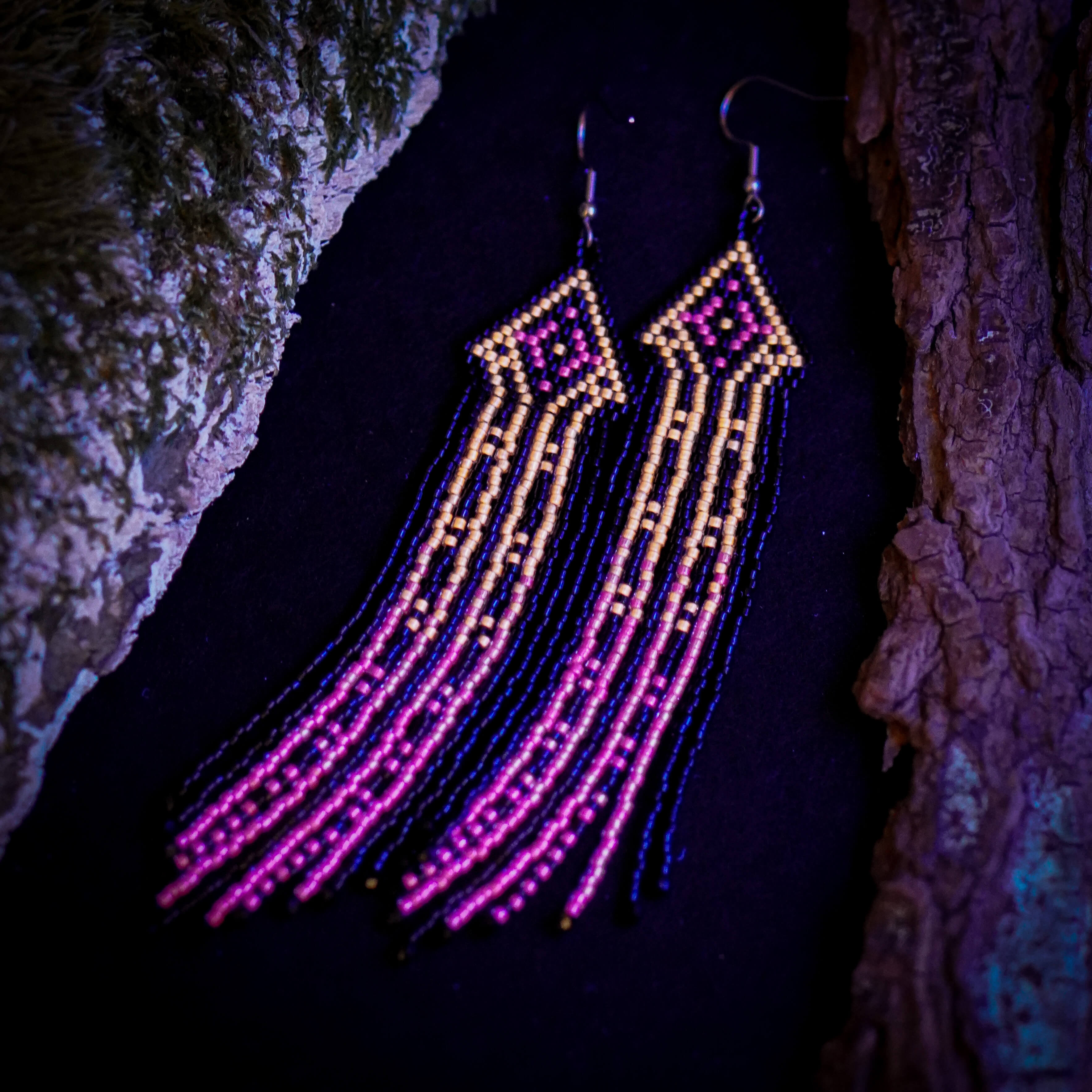 Neonowe kolczyki UV z gradientem pomarańczowo-różowym inspirowane kosmosem