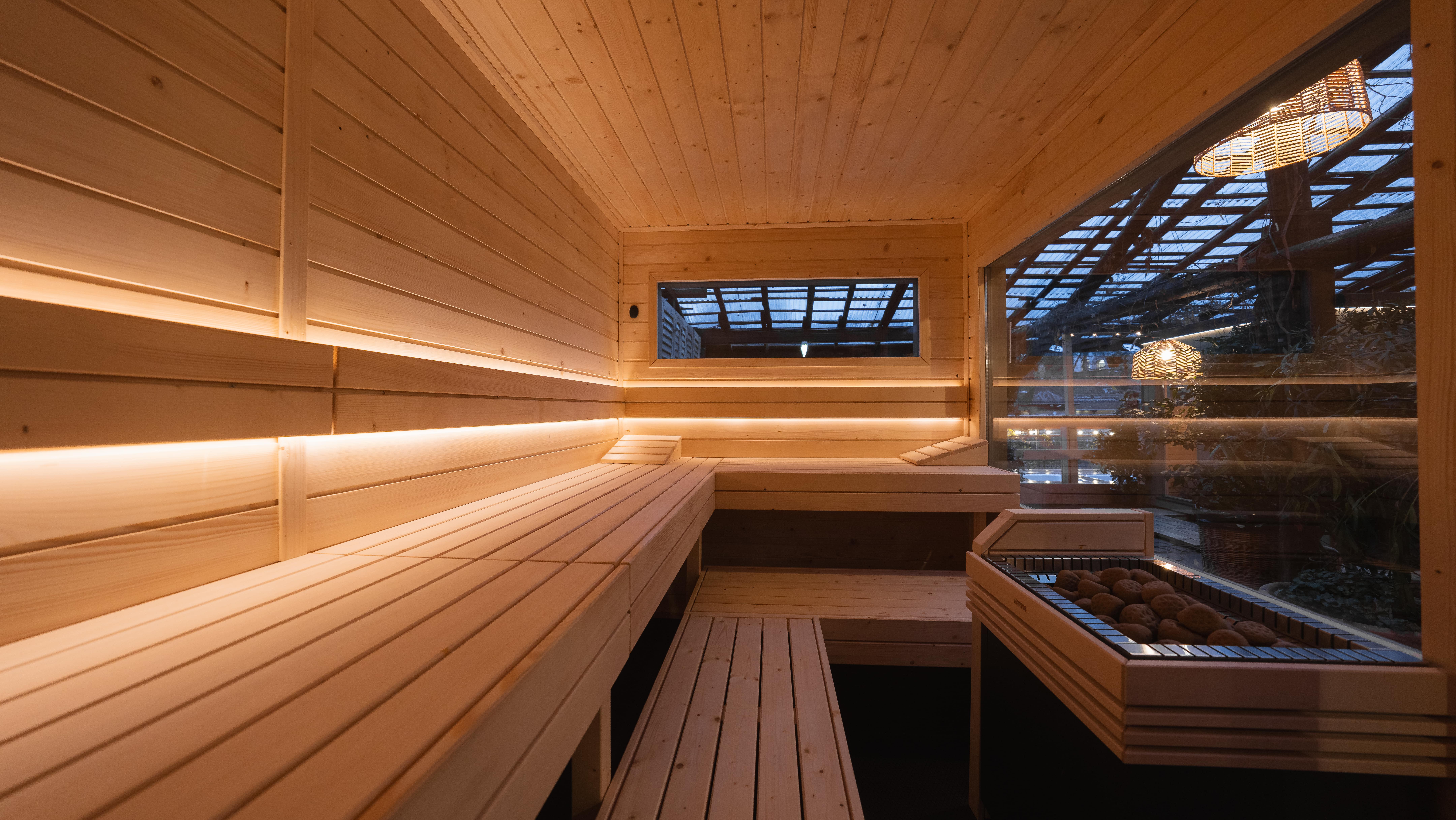 Sauna von innen nach aussen fotografiert mit Blick aus dem grossen Fenster