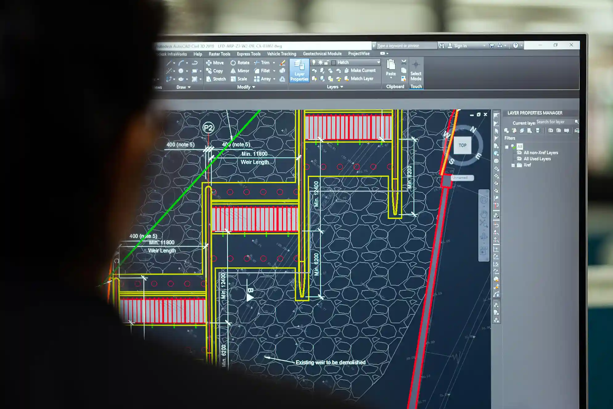 Τεχνικό σχέδιο υπερχειλιστή σε AutoCAD Civil 3D με μετρήσεις και λεπτομέρειες έργου υποδομής.