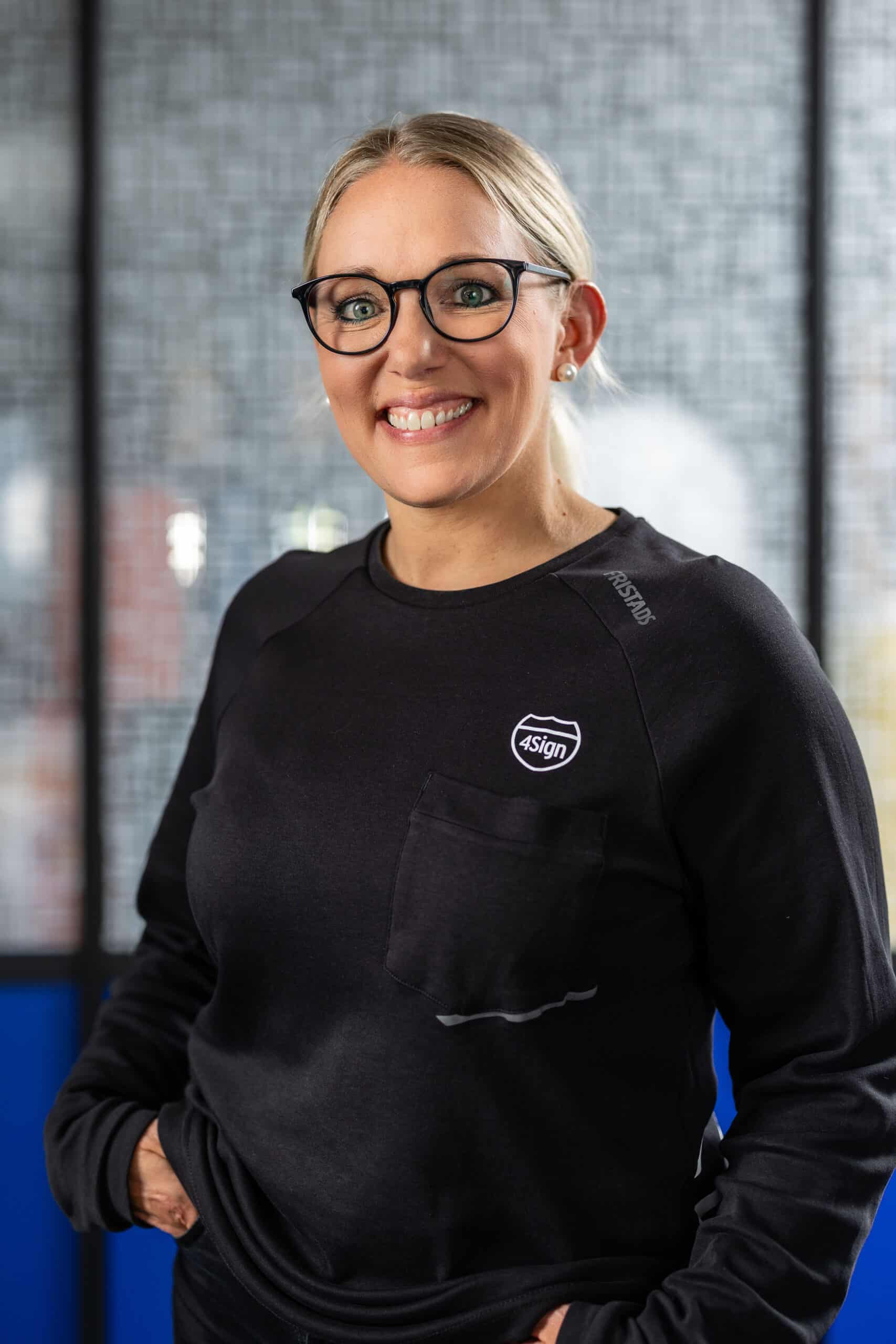 Sara säljare arbetskläder och profilprodukter 4Sign