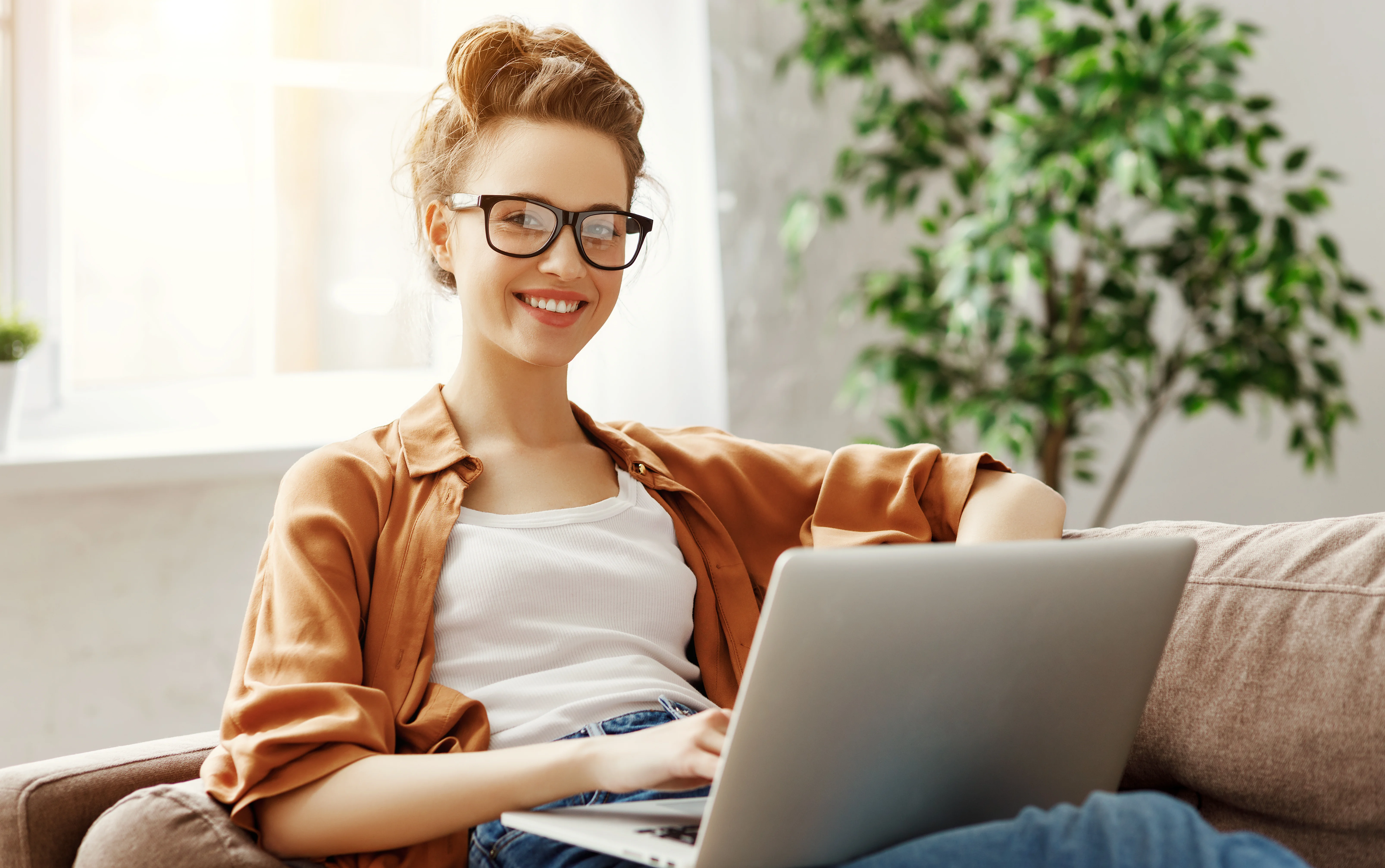 Junge, diverse Gruppe von Menschen, die gemeinsam auf Smartphones schauen – innovative und nachhaltige Photovoltaiklösungen entdecken.