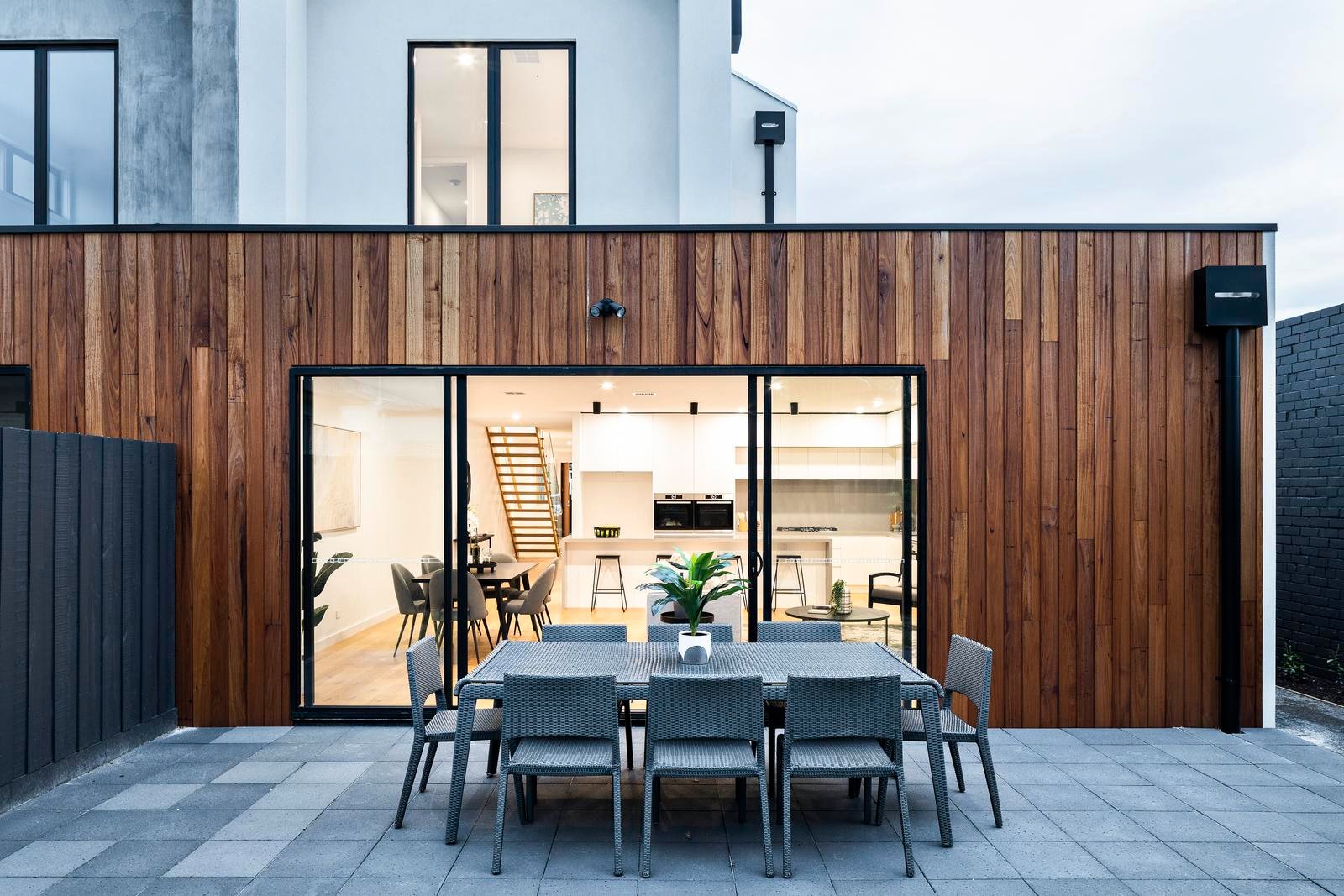 Waratah St