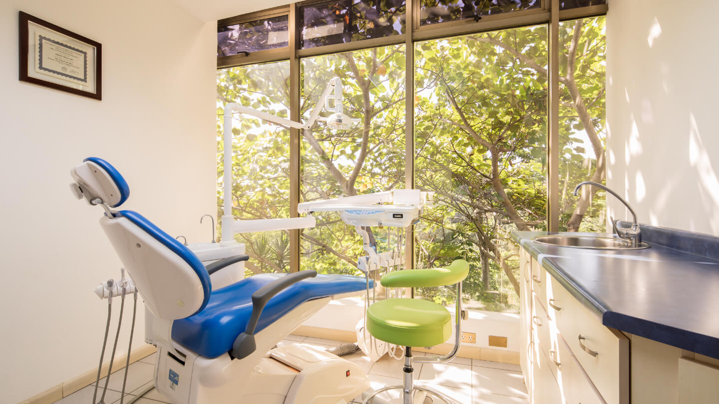 Costa Rica clinic: dental implants, all-on-4, full-mouth-restoration, smile design.