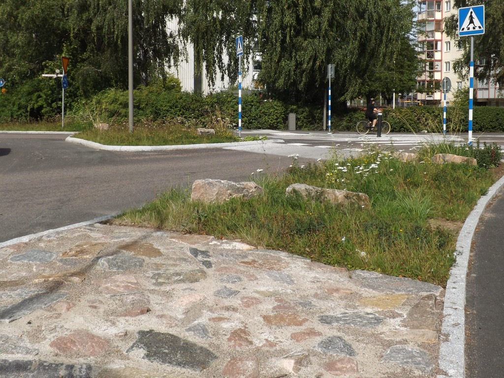 Caminho pavimentado em área verde.