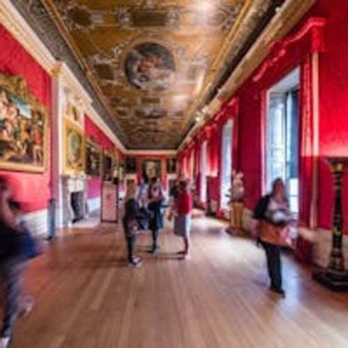 Schermata di uno smartphone che mostra un codice QR per il 'London Pass' di Go City, sullo sfondo del London Eye e del Tamigi.