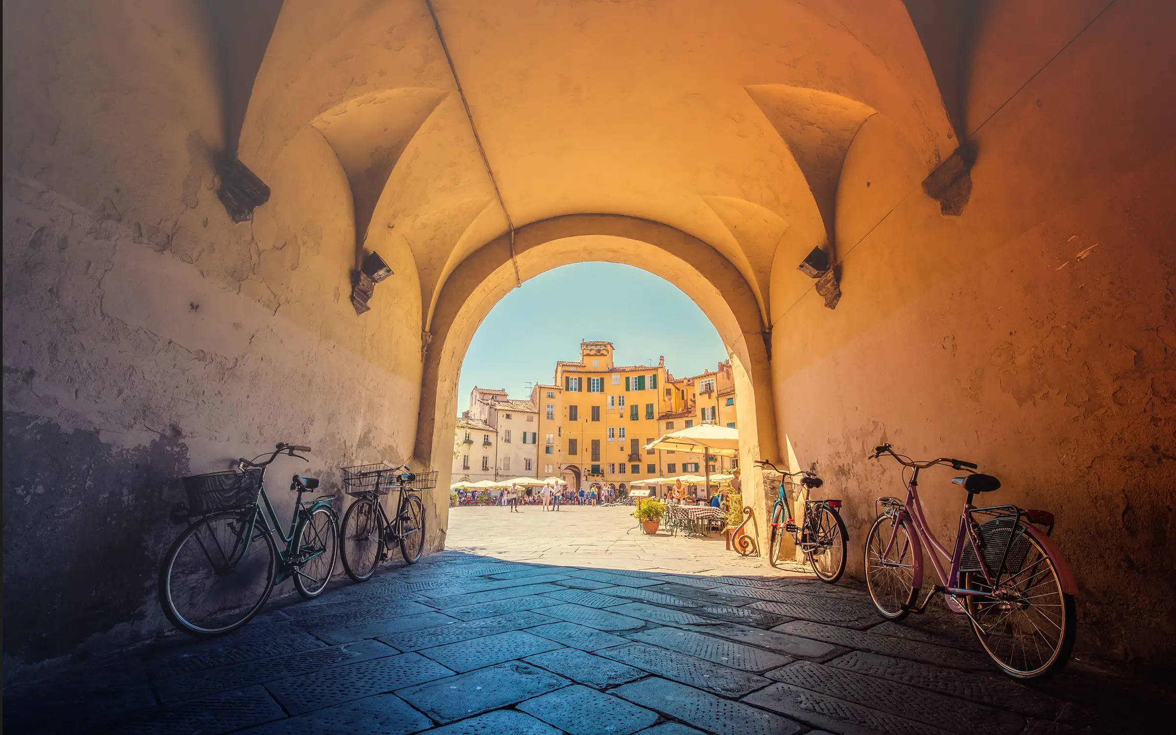 Turen starter i vakre Lucca, en liten by med sjarmerende historisk sentrum, omgitt av en intakt ringmur nesten 2000 år gammel | Expa Travel
