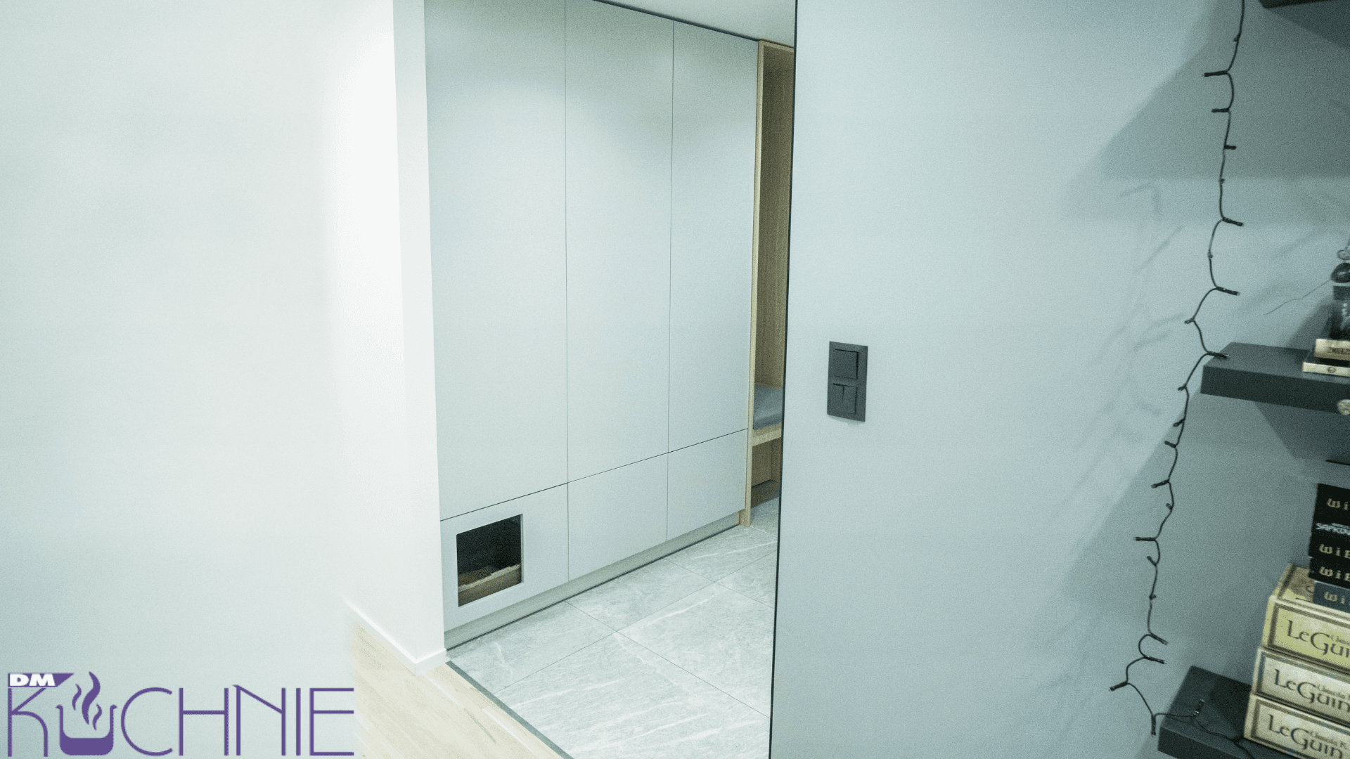 Szafa na wymiar w Warszawie – minimalistyczna zabudowa przedpokoju z jasnymi frontami pod sufit