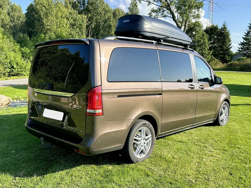 Mercedes-Benz V-250 4Matic nelikveoga väikebuss tagantvaade Thule katusekastiga – Aurora Camper