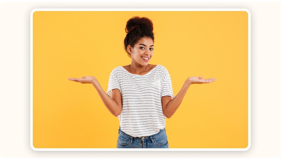 Femme souriante haussant les épaules, comparant deux options sur fond jaune.