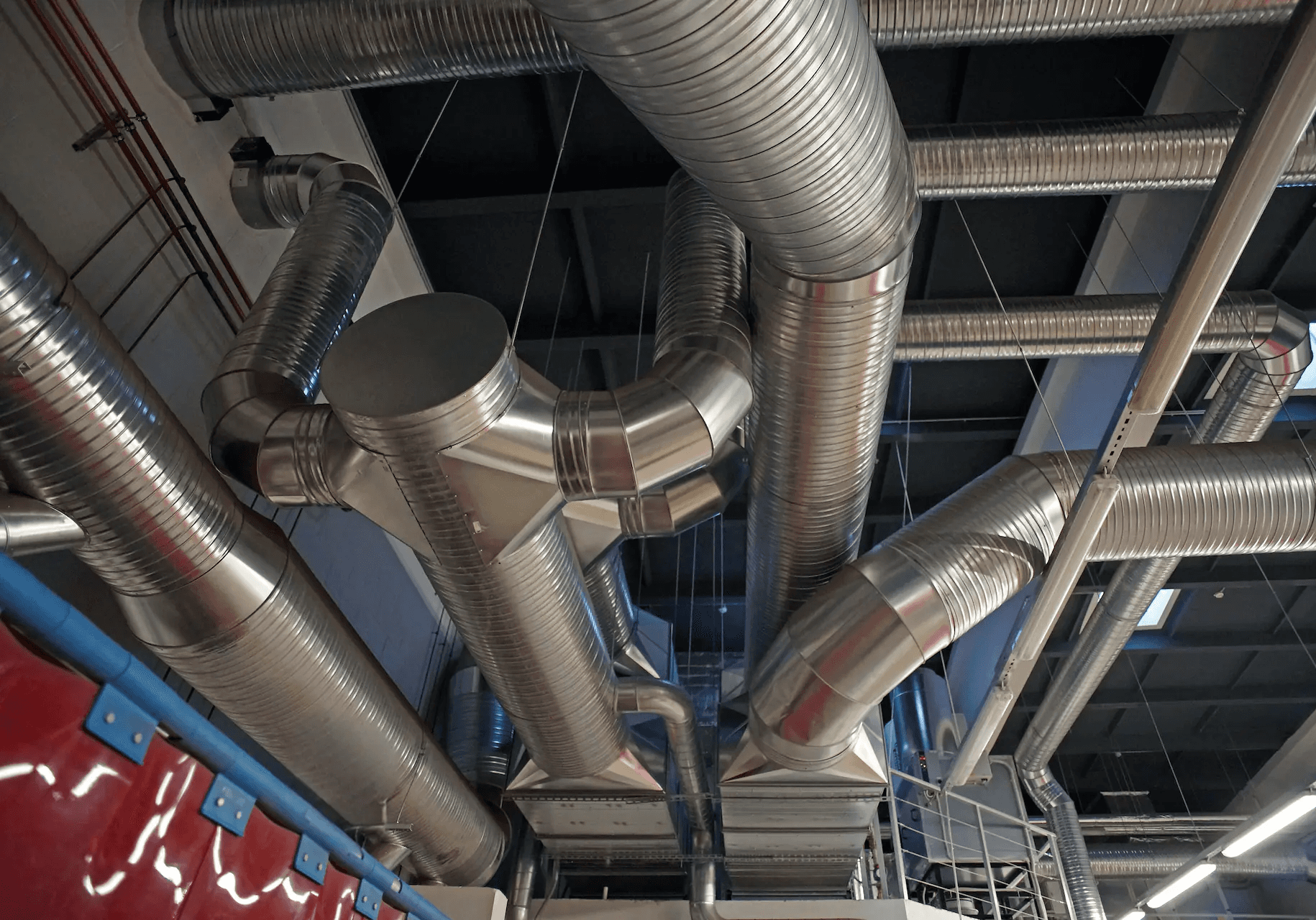 Lüftungsanlage und Rohrleitungen für Industrie und Gewerbeobjekte.